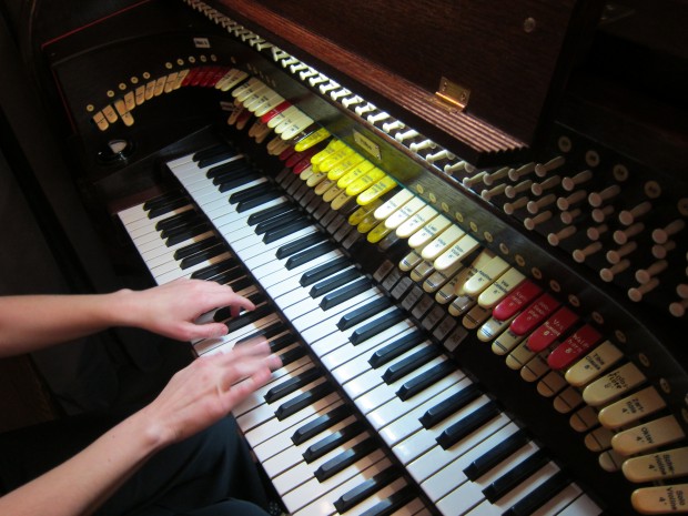 Hände spielen eine Orgel
