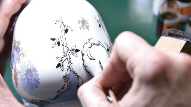 Vase wird per Hand mit feinen Mustern bemalt
