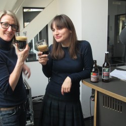 Sylvia Kopp und Nadine Kreutzer verkosten Bier im Studio