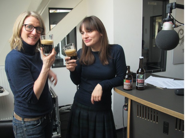 Sylvia Kopp und Nadine Kreutzer verkosten Bier im Studio