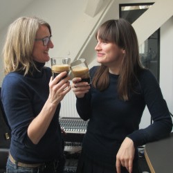 Sylivia Kopp und Nadine Kreutzer verkosten Bier im Studio