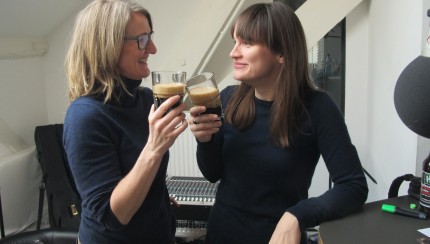 Sylivia Kopp und Nadine Kreutzer verkosten Bier im Studio