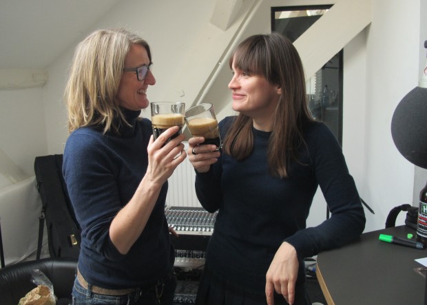 Sylivia Kopp und Nadine Kreutzer verkosten Bier im Studio