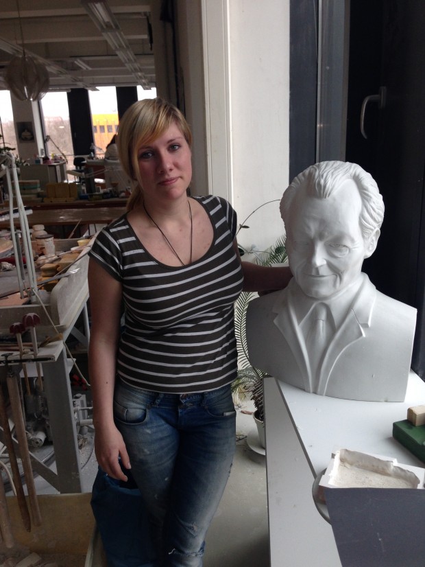 Keramikerin steht neben Willy-Brandt-Büste