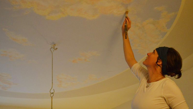 Angela Kaiser malt einen Himmel auf die Decke