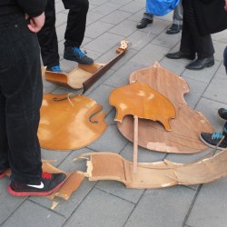 Die Überreste eines Kontrabasses nach der Performance von A Project for Ben Patterson von Geoffrey Hendricks (2014), Berlin, 11. März 2014, Foto: Lea Irmisch