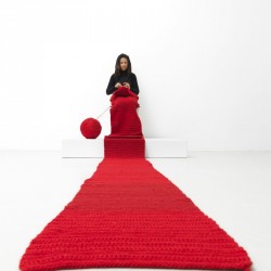 Lerato Shadi, Mosaka wa nako, 2014, Performance im Neuen Berliner Kunstverein / © Neuer Berliner Kunstverein / Jens Ziehe