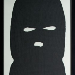 Alexandra Baumgartner, no one is innocent, schwarze Sturmhaube, Spiegelglas, gerahmt, 45 x 31 cm, 2014