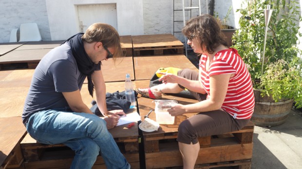 Winson studiert mit Hannahs Hilfe die Welt der Tomaten. Foto: Sophie Euler