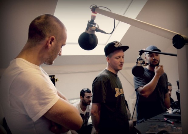 K.I.Z. im Interview Maxim, Nico & Tarek vorn, hinten DJ Craft (Bild: Sophie Euler)