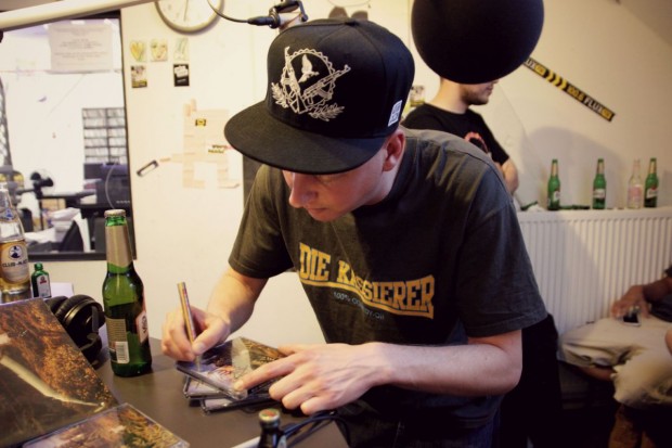 Nico von K.I.Z. beim Unterschreiben (Bild: Sophie Euler)
