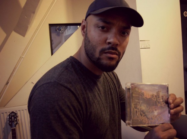 Tarek von K.I.Z. mit CD (Bild: Sophie Euler)