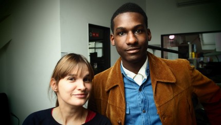 Leon Bridges mit Nadine Kreutzer (Bild: Diana Hagenberg)