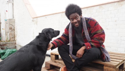 Redaktionshund Hedi und Michael Kiwanuka (Foto: Sophie Euler)