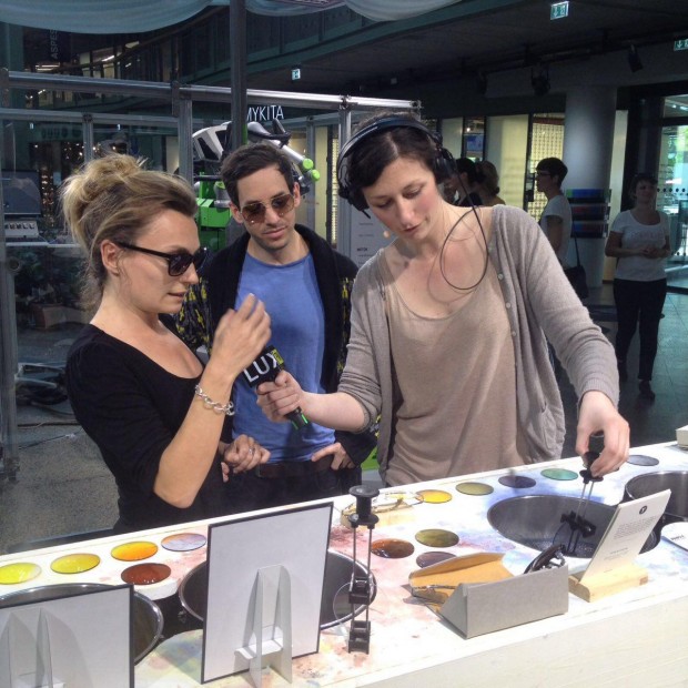 FluxFM-Redakteurin Aysche Wesche färbt Brillengläser mit der Hilfe von Lisa und Dennis von PLAYN FRAMES AND LENSES (Foto: FluxFM)