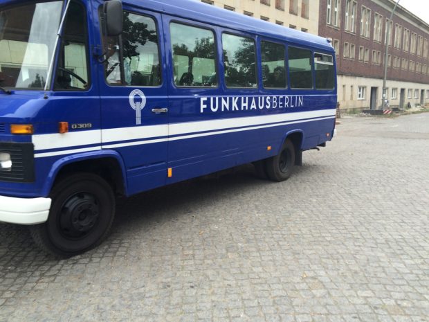 Wer die Tage einen Blick in den Funkhaus-Bus erhascht könnte durchaus die ein oder den anderen KünstlerIn darin entdecken.(Foto: Jasmin Kröger)