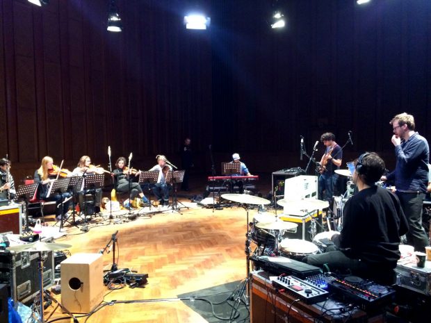 Bild von den Proben vom Classic ensemble Stargaze und den Indierockern von Polica (Foto: Jasmin Kröger)