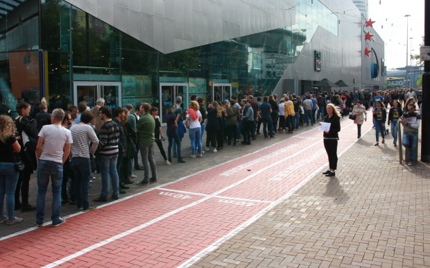 Warten auf den Einlass. (Foto: Sophie Euler)