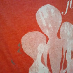 Die "Unterschrift" von Colin Greenwood auf meinem neuen Radiohead-Tshirt. (Foto: Sophie Euler)