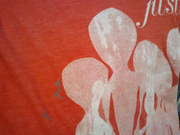 Die "Unterschrift" von Colin Greenwood auf meinem neuen Radiohead-Tshirt. (Foto: Sophie Euler)