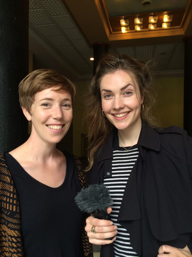 Zoe Spawton vom Michelberger wird von FluxFM-Redakteurin Jasmin Kröger interviewt.