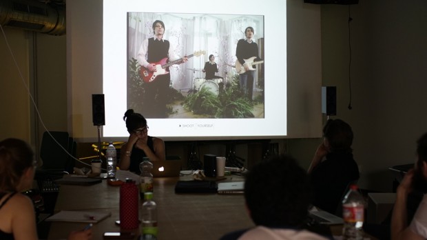 Videosgucken mit der Videoregisseurin. (Foto: Sophie Euler)
