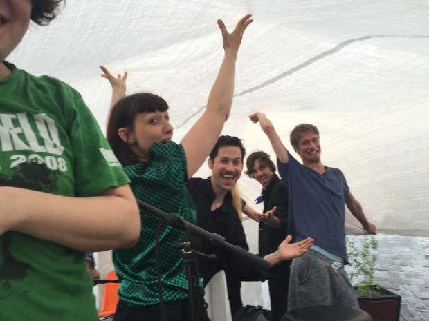 Das FluxFM-Team zeigt vollen Einsatz, um das Equipment vorm strömenden Regen zu schützen... (Foto: Nina Maul)