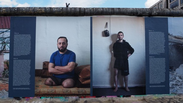 Die Ausstellung War On Wall an der Berliner West Side Gallery (Foto: Anton Stanislawski)