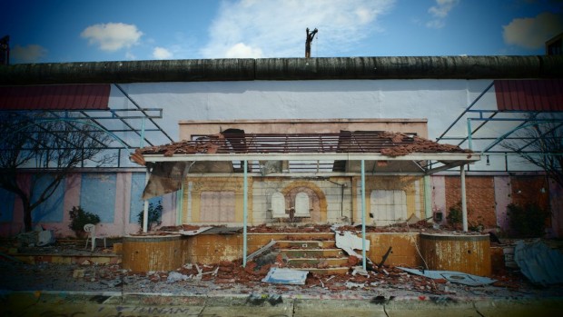 Die Ausstellung War On Wall an der Berliner West Side Gallery (Foto: Anton Stanislawski)