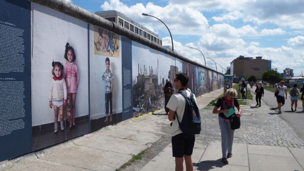 Die Ausstellung War On Wall an der Berliner West Side Gallery (Foto: Anton Stanislawski)