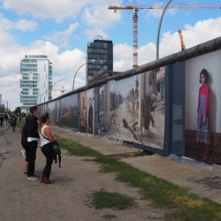Die Ausstellung War On Wall an der Berliner West Side Gallery (Foto: Anton Stanislawski)