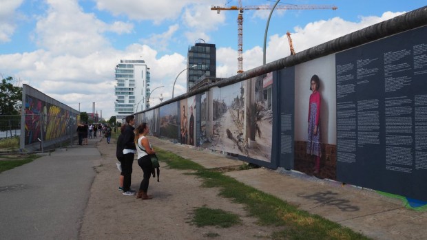 Die Ausstellung War On Wall an der Berliner West Side Gallery (Foto: Anton Stanislawski)