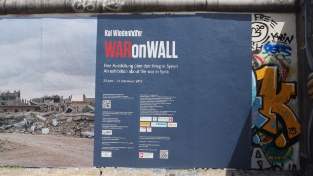 Die Ausstellung War On Wall an der Berliner West Side Gallery (Foto: Anton Stanislawski)
