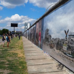 Die Ausstellung War On Wall an der Berliner West Side Gallery (Foto: Anton Stanislawski)