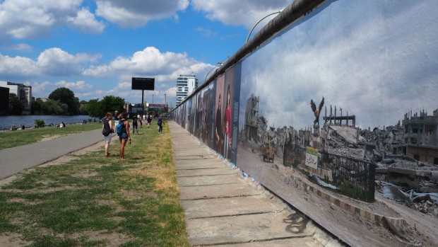 Die Ausstellung War On Wall an der Berliner West Side Gallery (Foto: Anton Stanislawski)