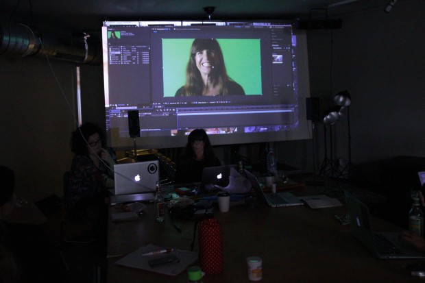 Alex ist After-Effects-Expertin und zeigt ein paar Tricks zum Umgang mit Greenscreens. (Foto: Sophie Euler)