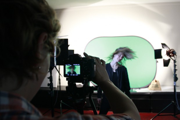 Safi performt vor dem Greenscreen. (Foto: Sophie Euler)