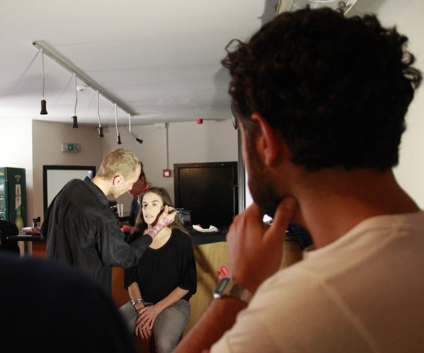Make Up Artist Martin veranschaulicht an Steph den Unterschied zwischen gutem und billigen Make Up. (Foto: Sophie Euler)