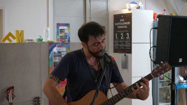 Abu live beim FluxFM MorningShowcase (Foto: Fabian Broicher)