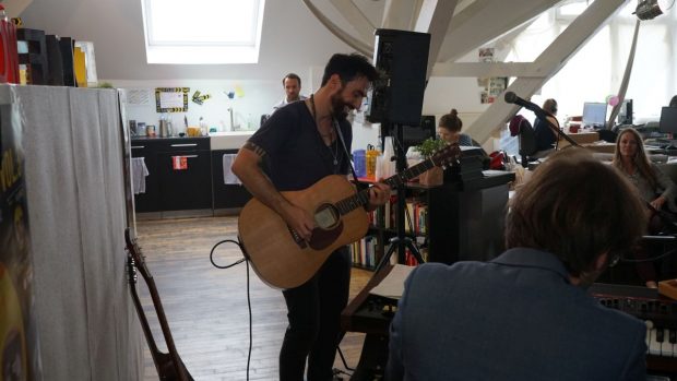 Abu live beim FluxFM MorningShowcase (Foto: Fabian Broicher)