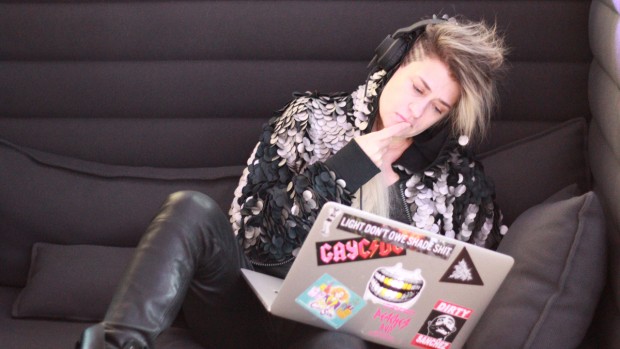Peaches auf der FluxFM Couch (Foto: Sophie Euler)