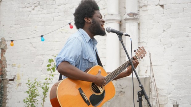 Michael Kiwanuka live bei der FluxFM BBQ Session (Foto: Fabian Broicher)