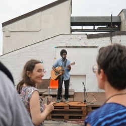 Michael Kiwanuka live bei der FluxFM BBQ Session (Foto: Fabian Broicher)