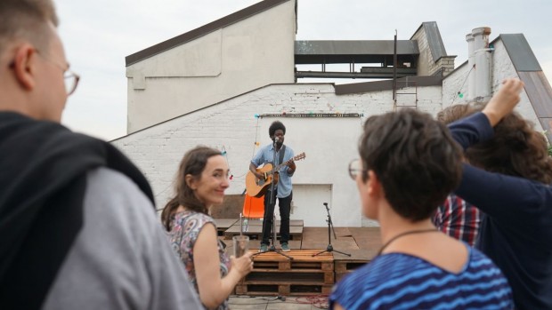 Michael Kiwanuka live bei der FluxFM BBQ Session (Foto: Fabian Broicher)