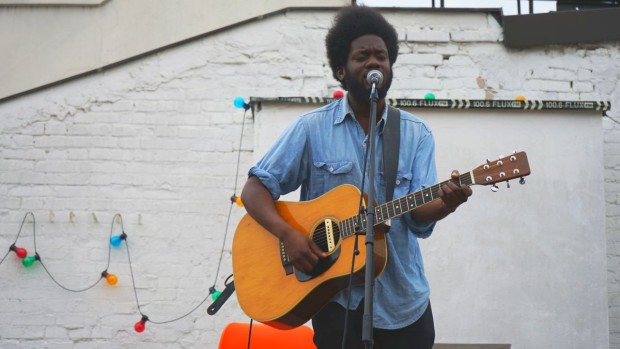 Michael Kiwanuka live bei der FluxFM BBQ Session (Foto: Fabian Broicher)