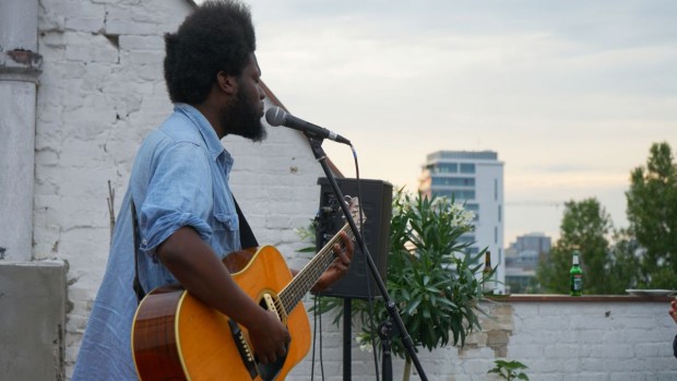 Michael Kiwanuka live bei der FluxFM BBQ Session (Foto: Fabian Broicher)