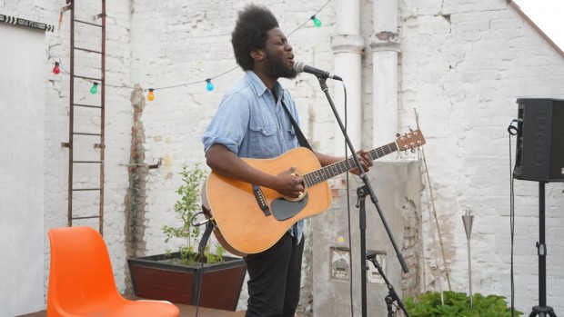Michael Kiwanuka live bei der FluxFM BBQ Session (Foto: Fabian Broicher)