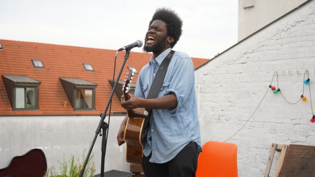 Michael Kiwanuka live bei der FluxFM BBQ Session (Foto: Fabian Broicher)