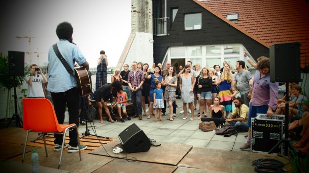 Michael Kiwanuka und die Crowd (Foto: Nina Maul)