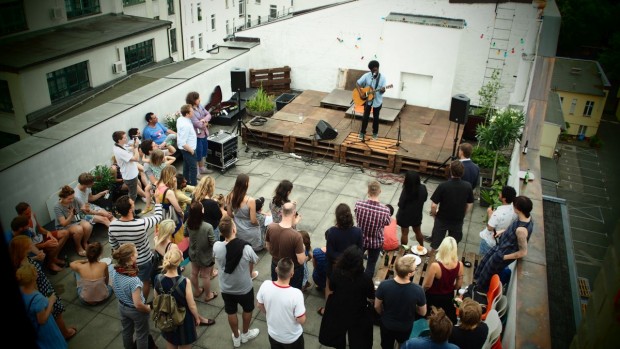 Michael Kiwanuka live bei der FluxFM BBQ Session (Foto: Nina Maul)